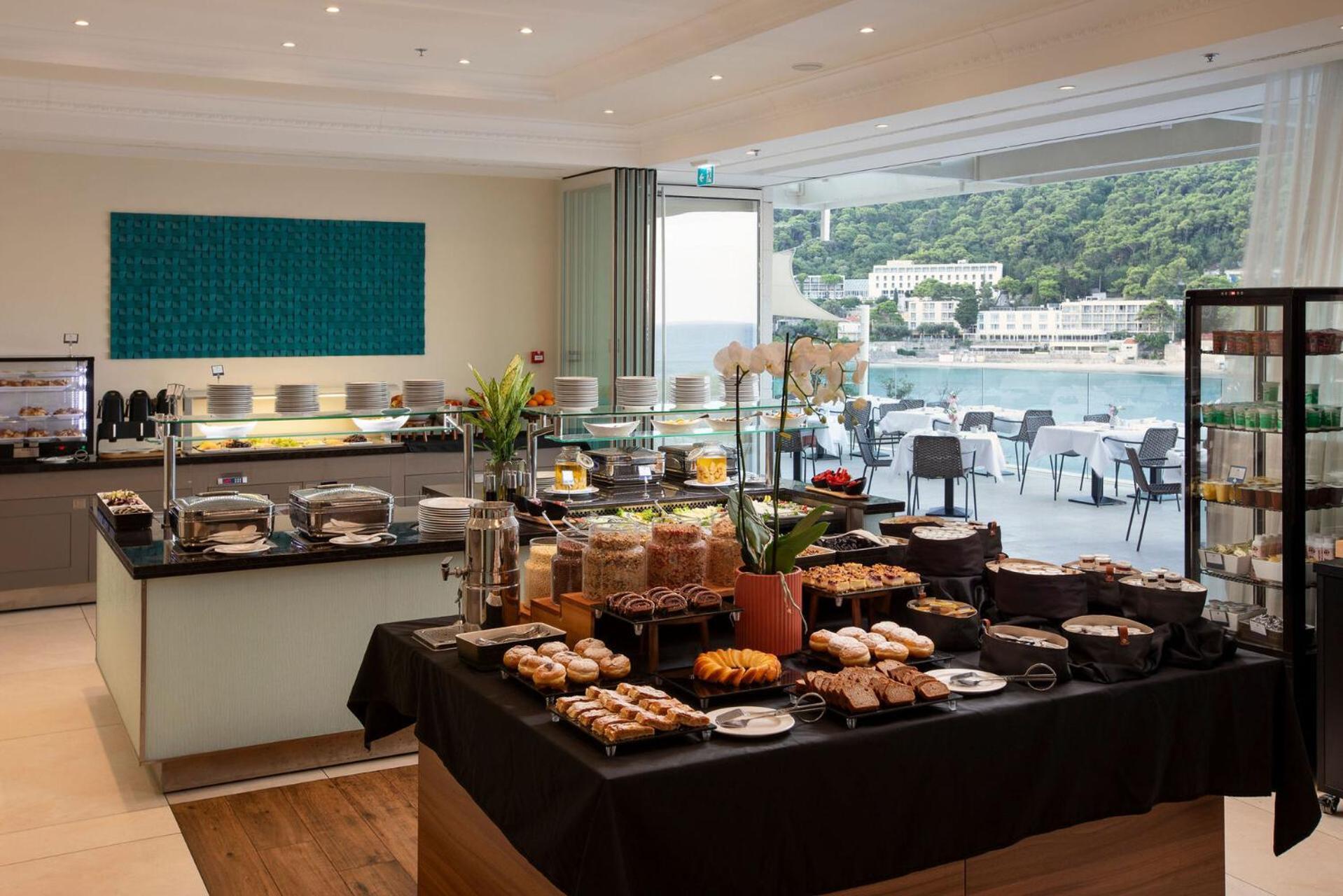 Hotel More (Adults Only) Dubrovnik Luaran gambar The Club at Hong Kong International Airport